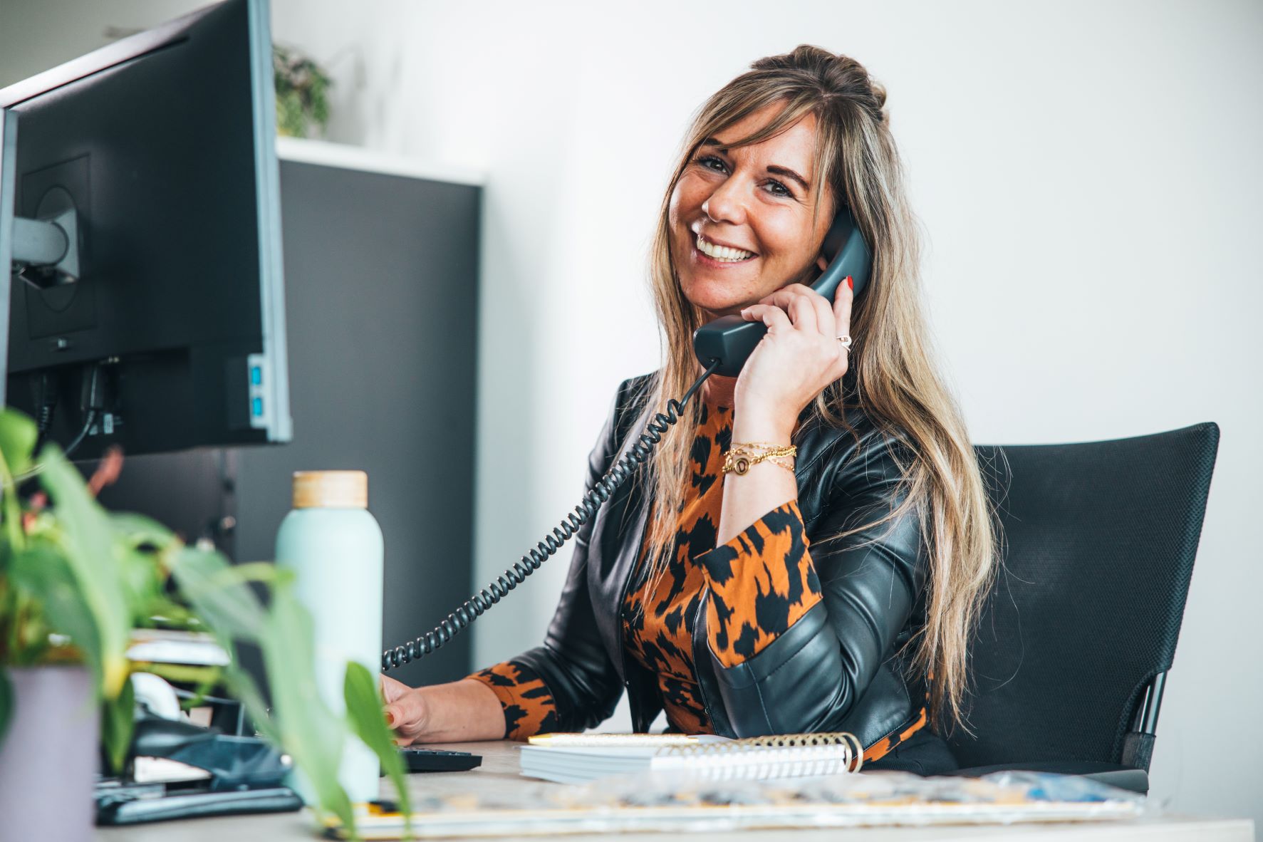 Telefoniste vrouw lachend met telefoon