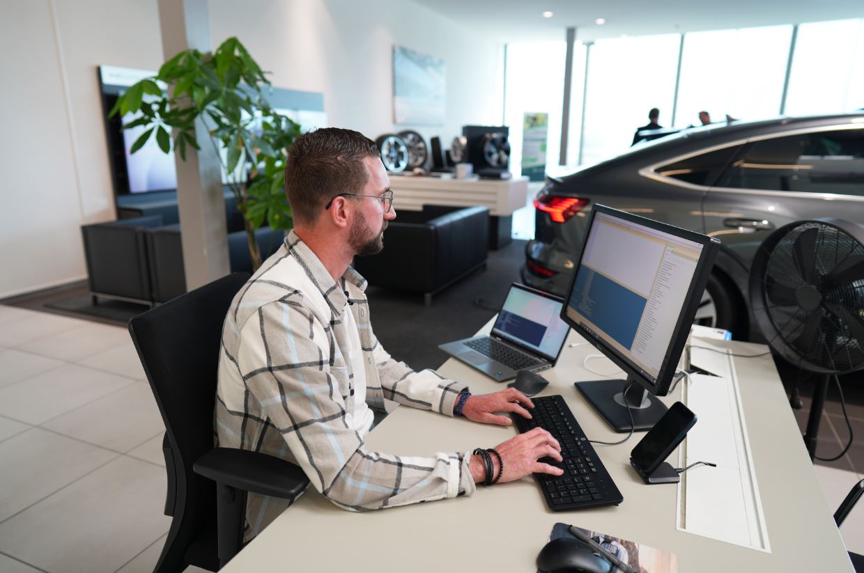 ICT man achter computer aan het werk