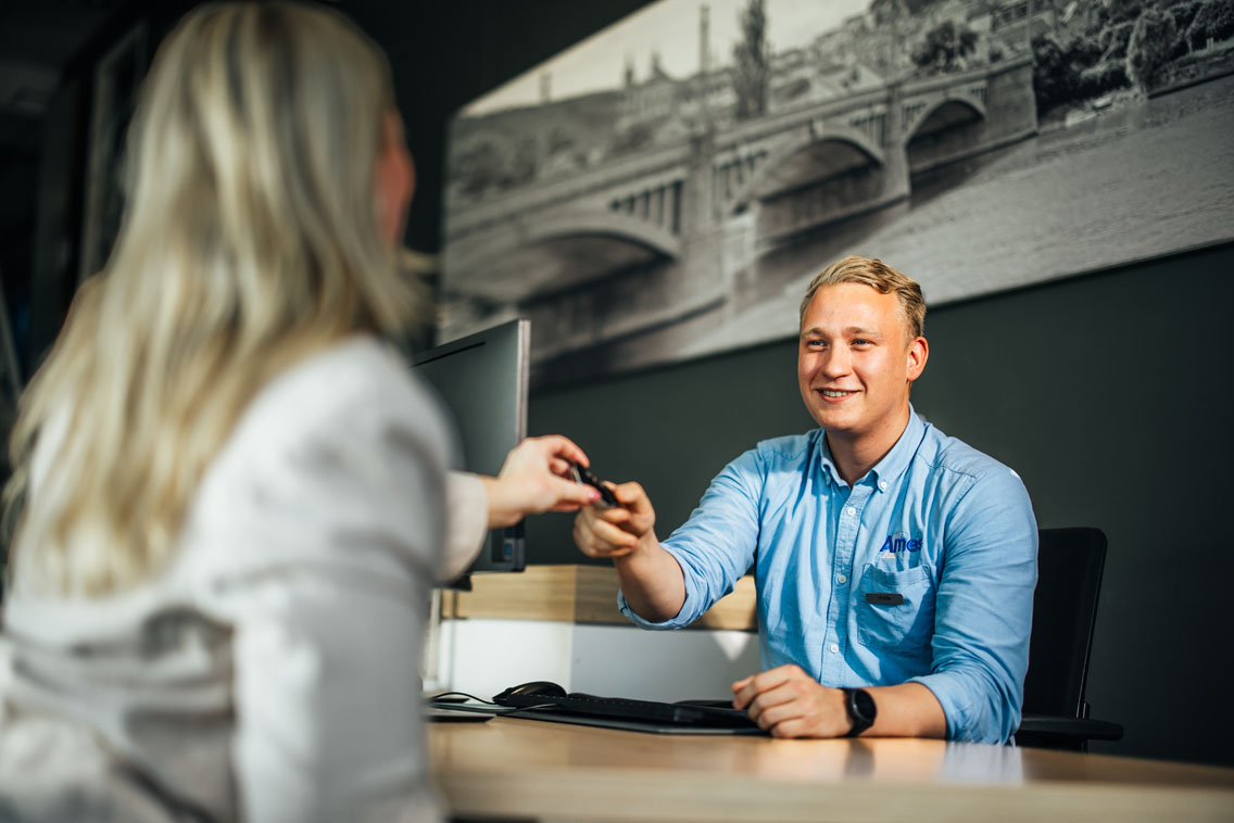 Service manager overhandigt een autosleutel aan een klant