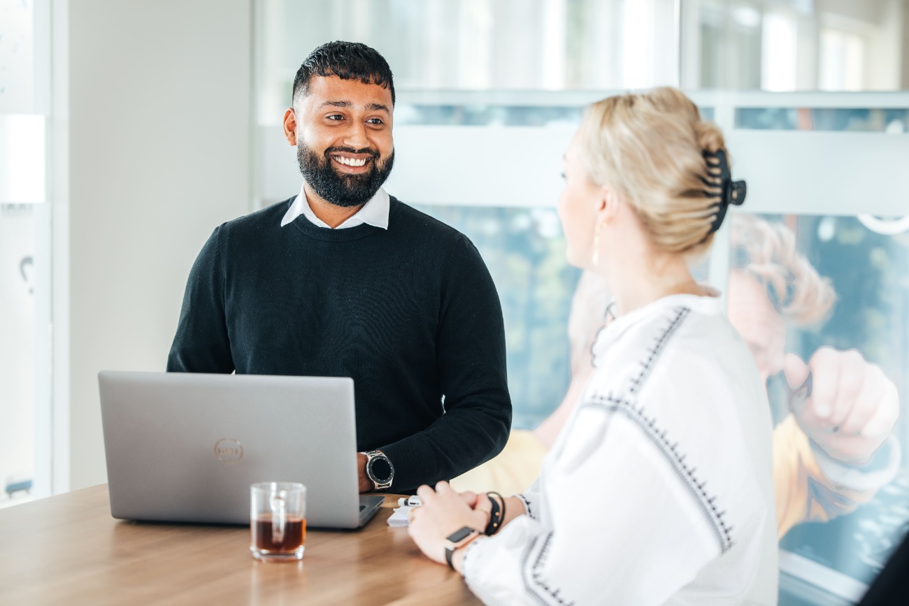 Overleggende collega's man en vrouw