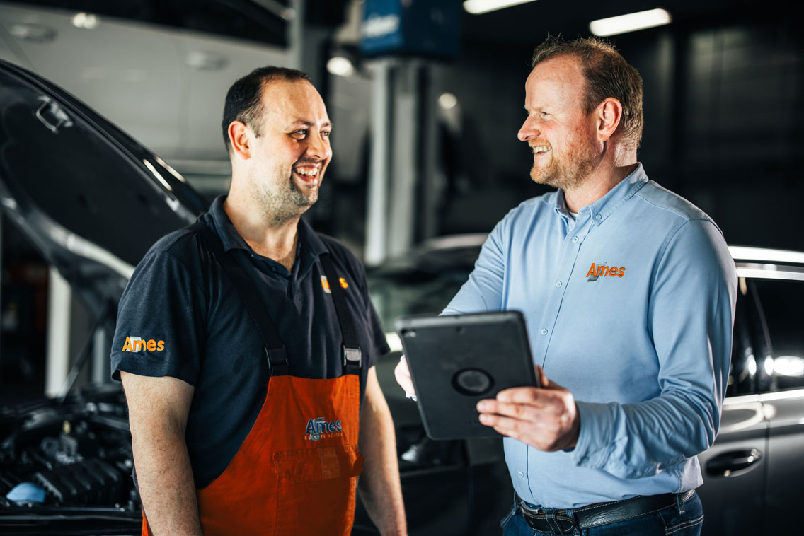 Ames Seat monteur en service manager in gesprek