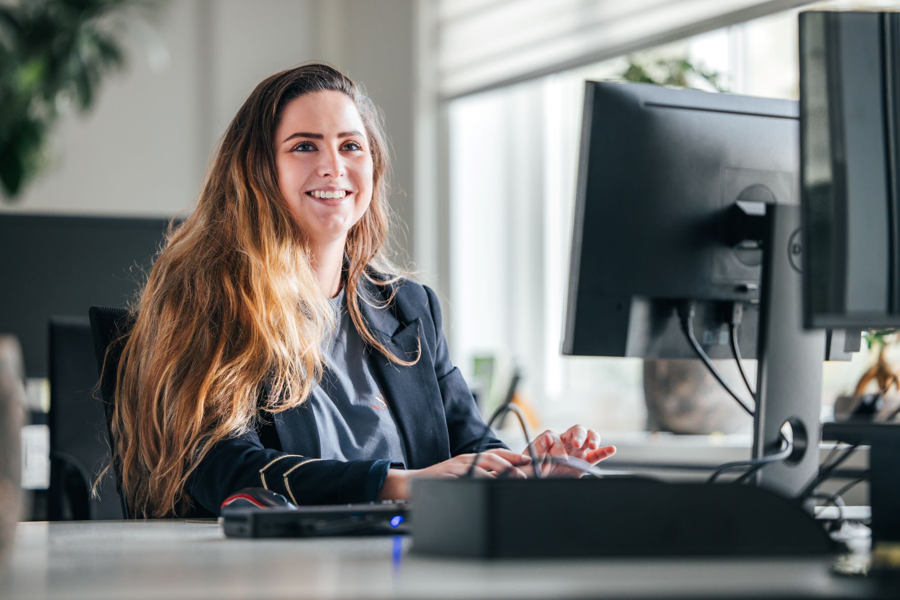 Administratie PSB vrouw lachend achter computer