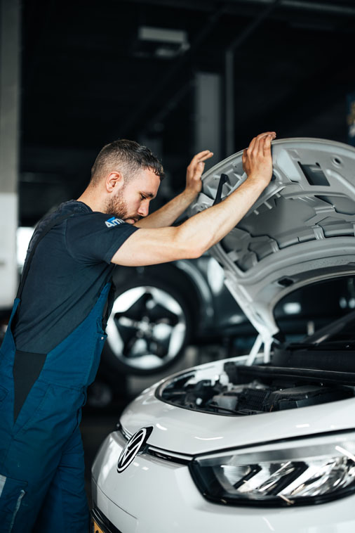 Ames Volkswagen monteur kijkt naar open motorkap