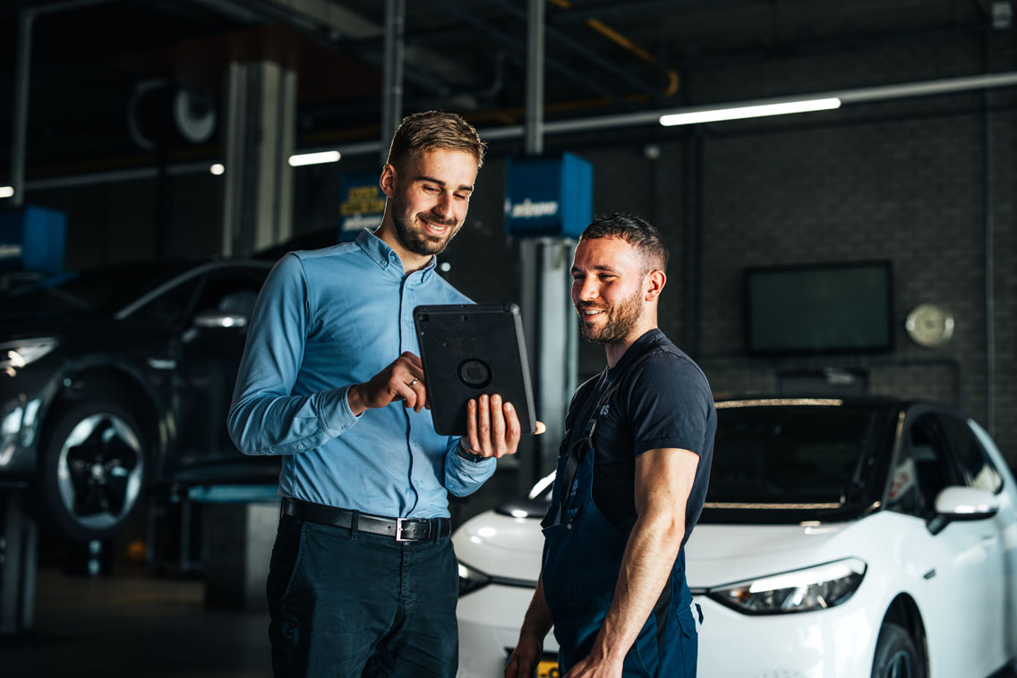 Ames Volkswagen monteur in gesprek met service manager