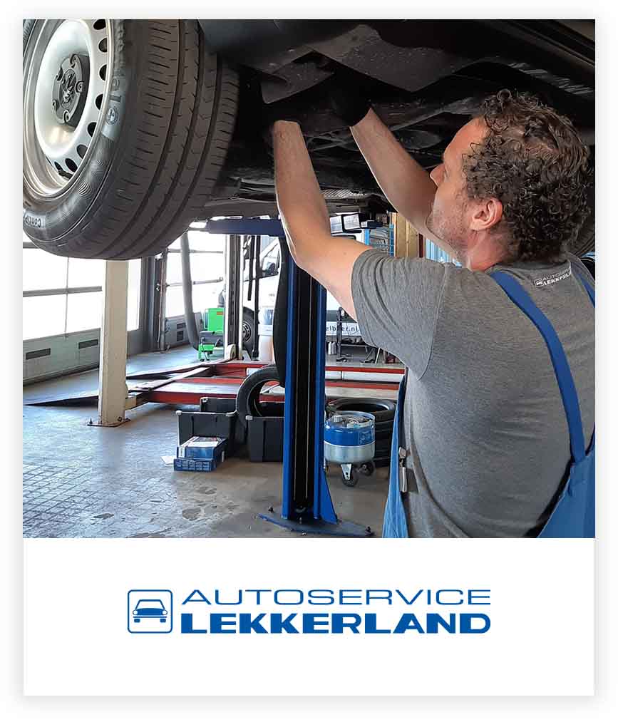 Monteur aan het werk onder een auto met Autoservice Lekkerland logo