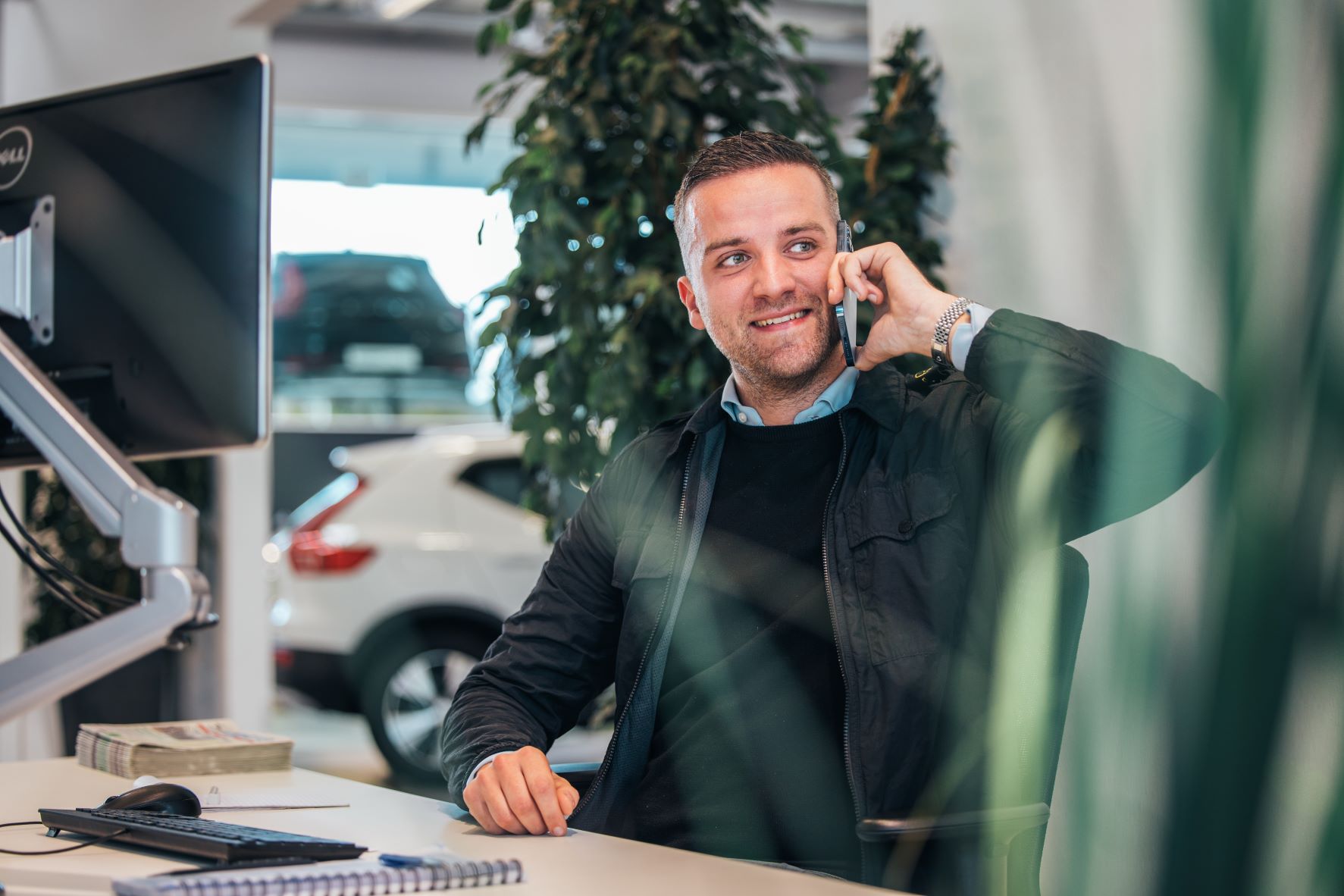 Opel van Mill verkoper aan de telefoon