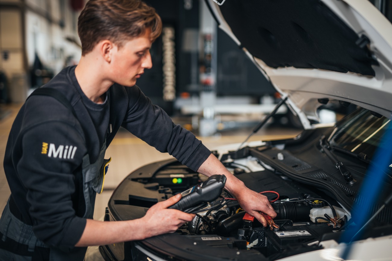 Van Mill Monteur Bij Motorkap