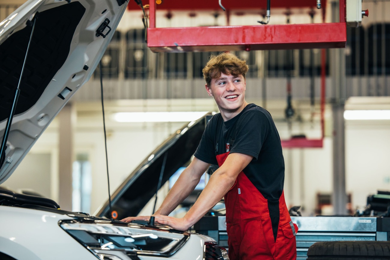 Audi Monteur bij motorkap lachend