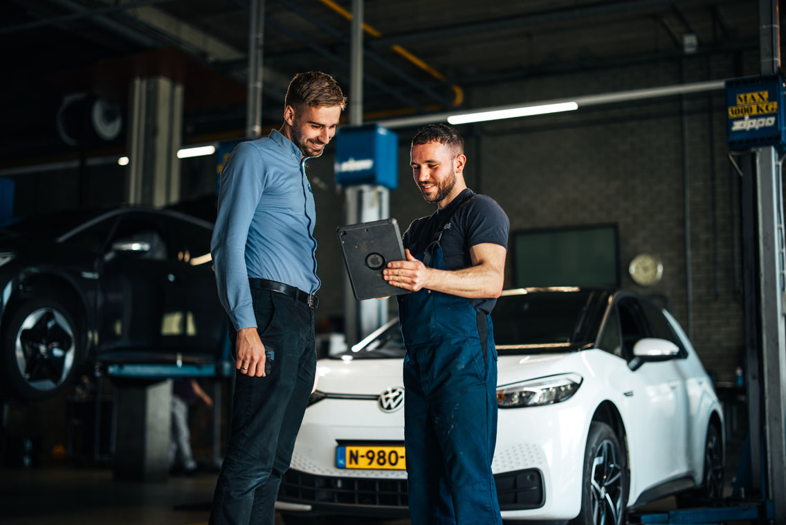 Ames Volkswagen monteur in gesprek met service manager