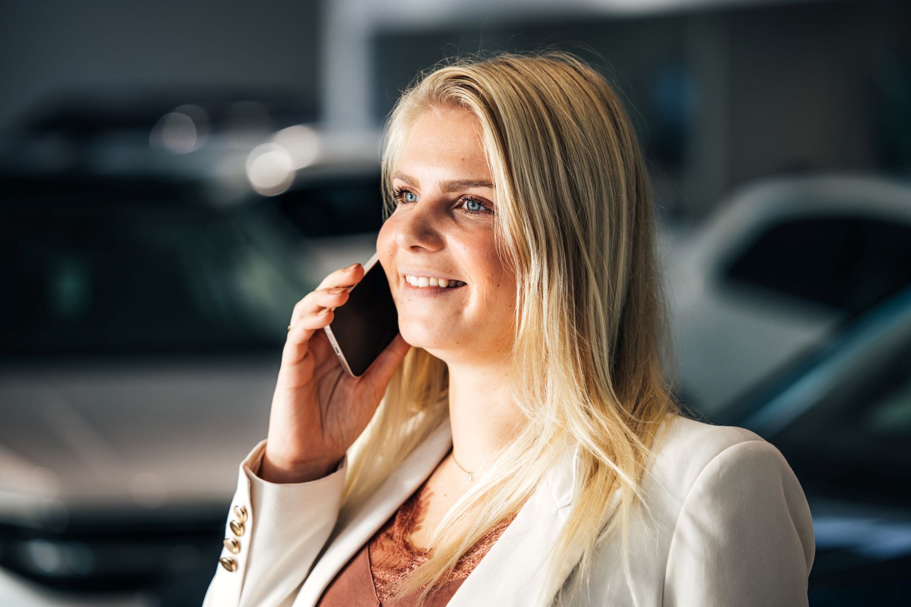 Medewerkster Binnendienst vrouw aan de telefoon