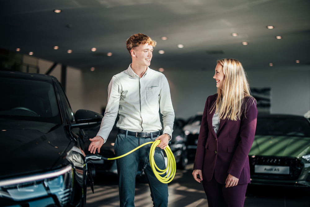 Service adviseur auto aan het opladen met klant