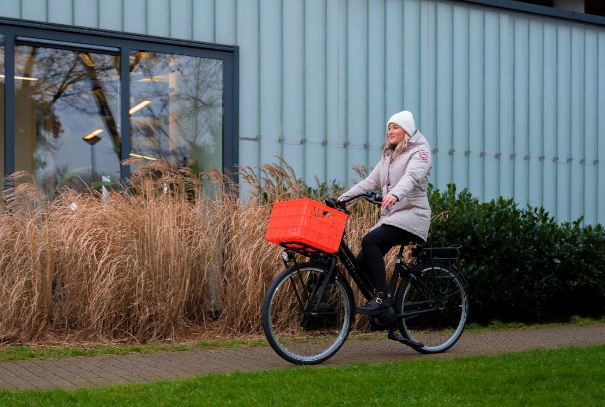 Dame fietsend op stadsfiets van Groeneveld