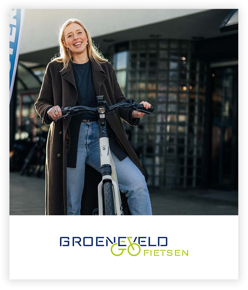 vrouw op een fiets met Groeneveld Fietsen logo