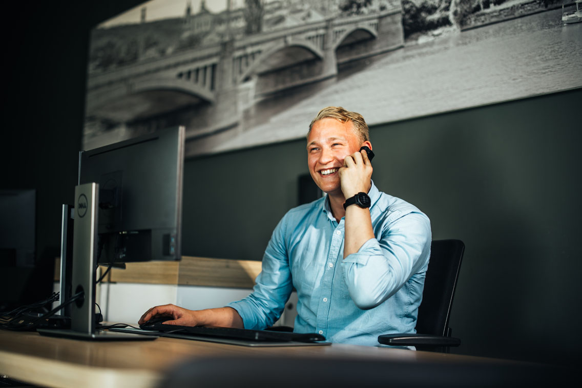 Ames service adviseur aan het bellen