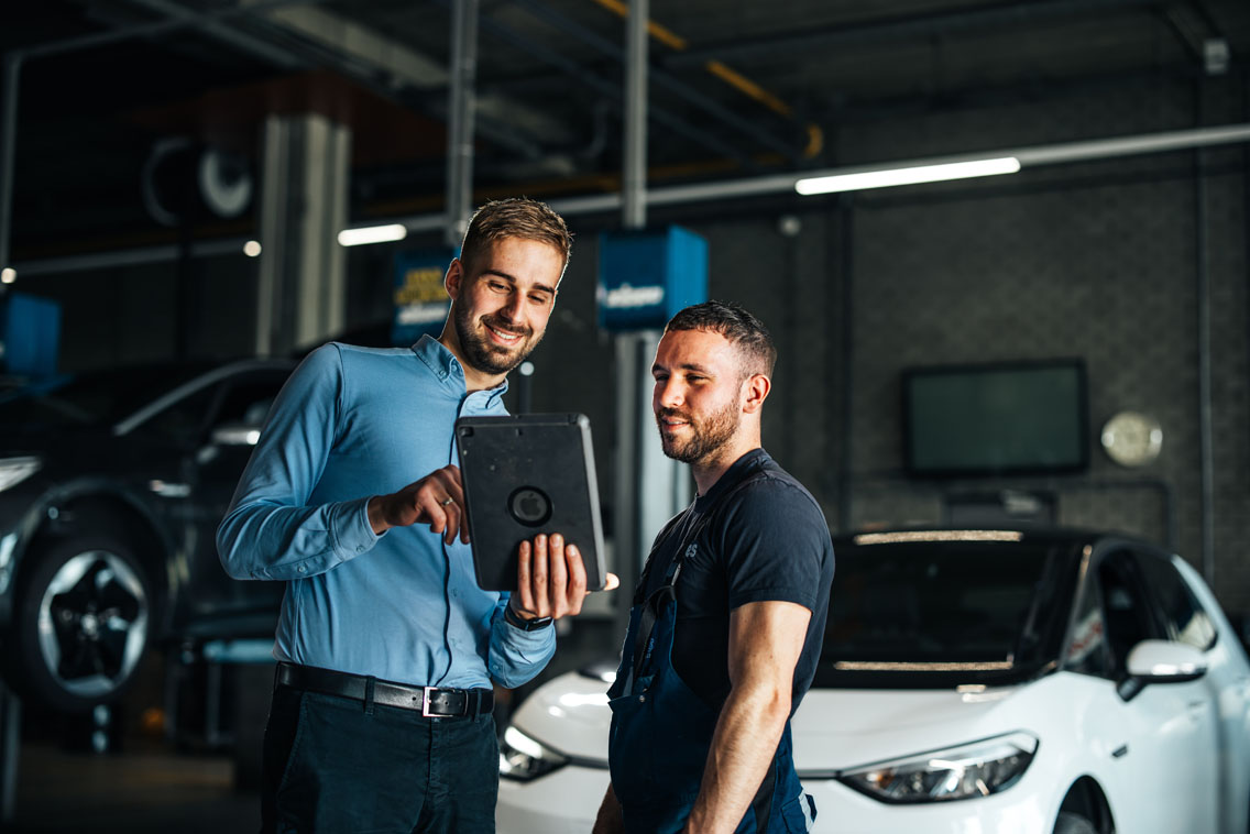 Ames Volkswagen monteur in gesprek met service manager