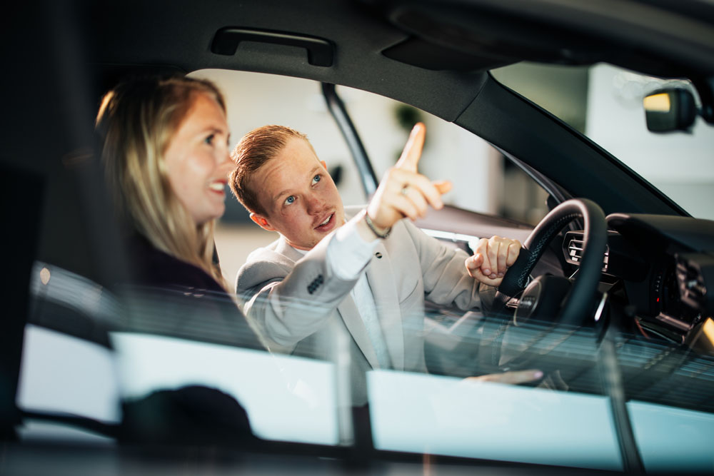 Service adviseur wijst dingen aan in een auto