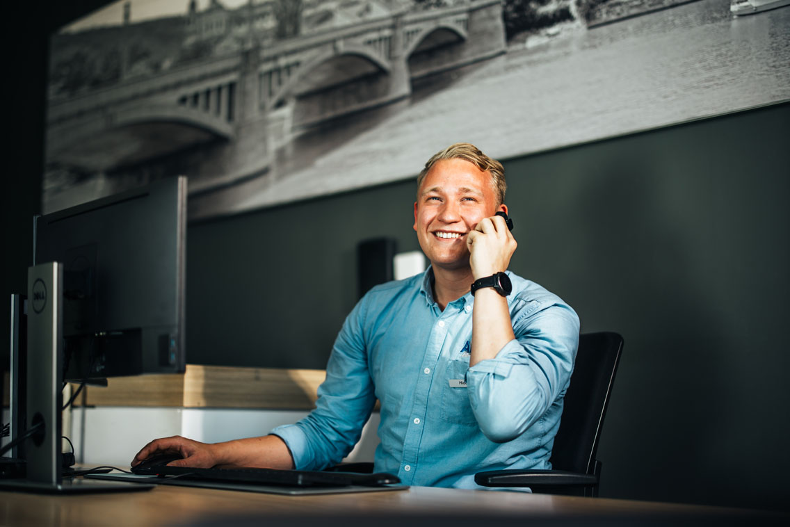 Service manager aan het bellen